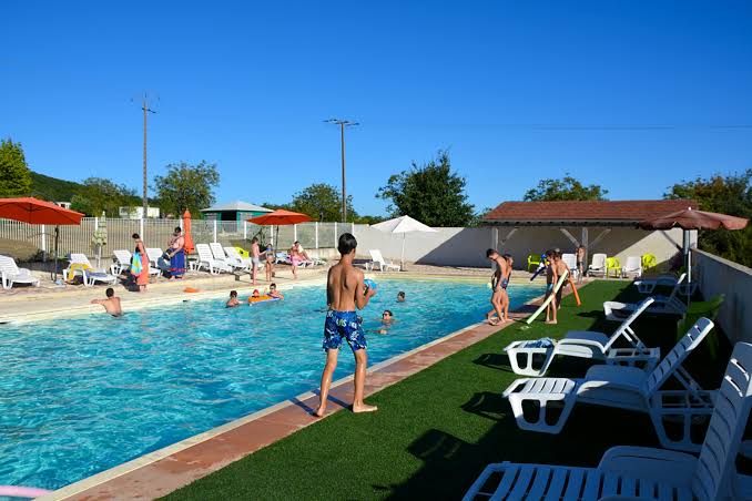 Camping Les Chênes Clairs avec piscine